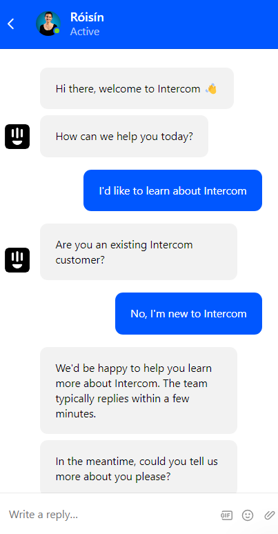 Клиент, който има разговор с чатбот на Intercom