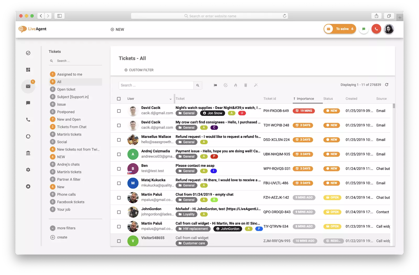 Унифицирана пощенска кутия на LiveAgent, показваща всички сортирани и категоризирани тикети по канали с индикатори за приоритет и статус
