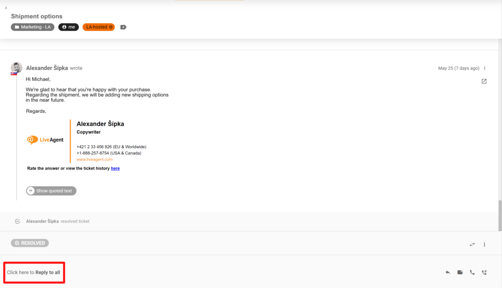 Снимка, показваща промяна в местоположението на бутоните Отговор и Отговор на всички в системата LiveAgent