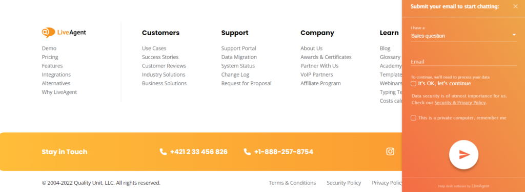 Долна част на целевата страница на LiveAgent и живо чат