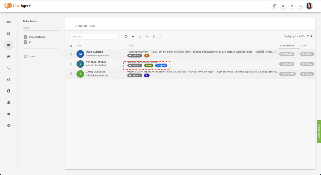Изображение показва различни етикети, свързани с билет на клиент, в универсалния входящ