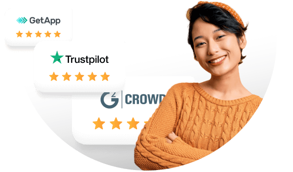 Усмихната жена с награди до нея.