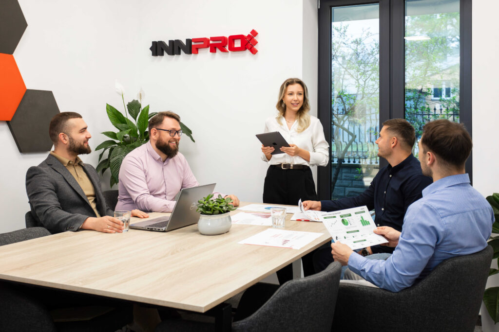 Екипът на INNPRO в офис среда